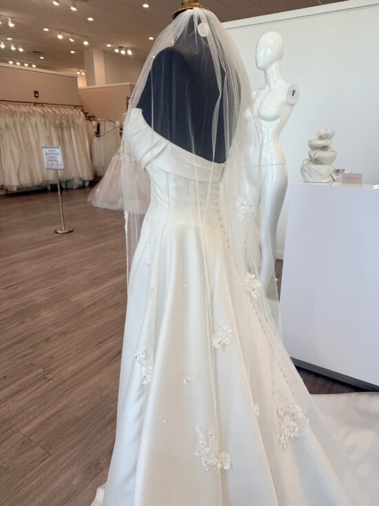 Floral Lace and Pearl Veil main image 6